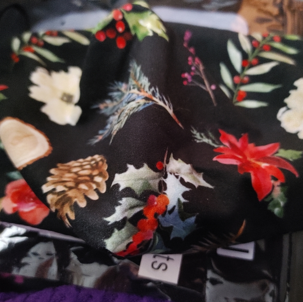 Holly floral face mask